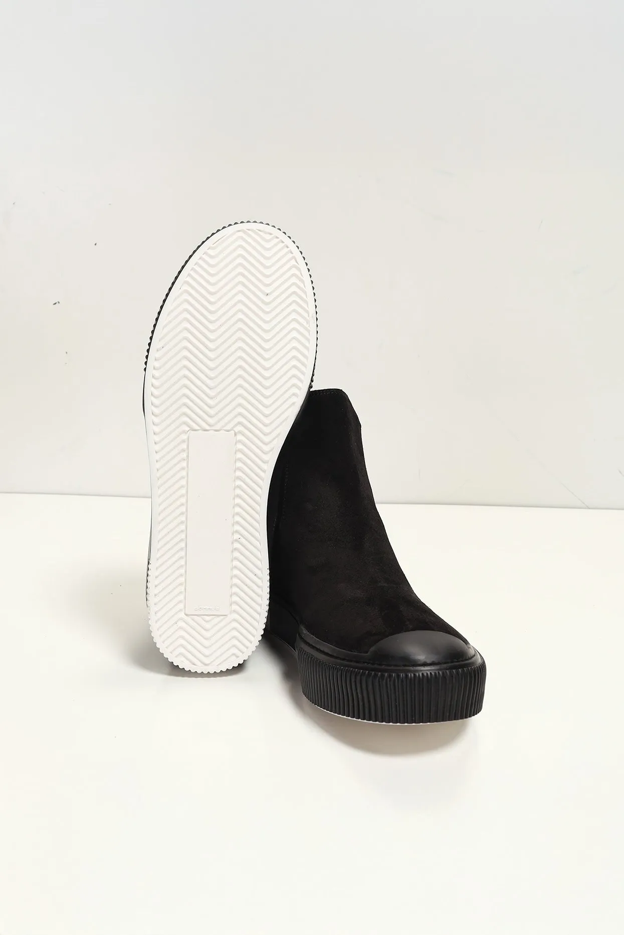THE KING - Suede Leather and Rubber Sole Chelsea Boots - Black Black